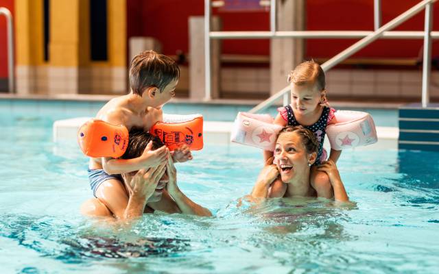 Familie im Schwimmbecken