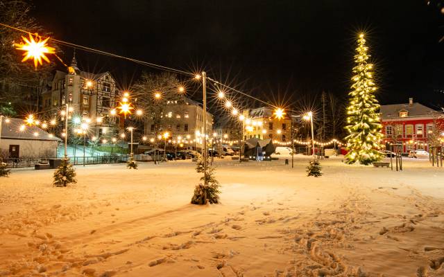 Marktplatz Eibenstock im Dunkel weihnachtlich geschmückt 