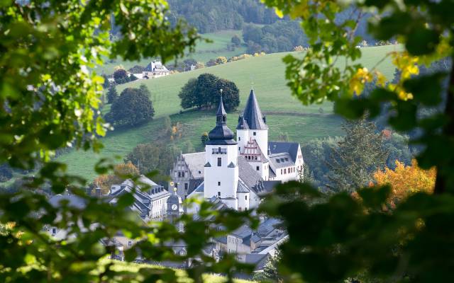Blick auf die Kirche und auf das Schloss Schwarzenberg