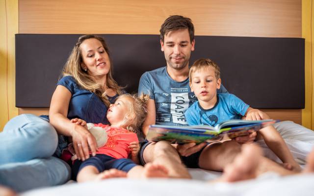 Familie auf Bett